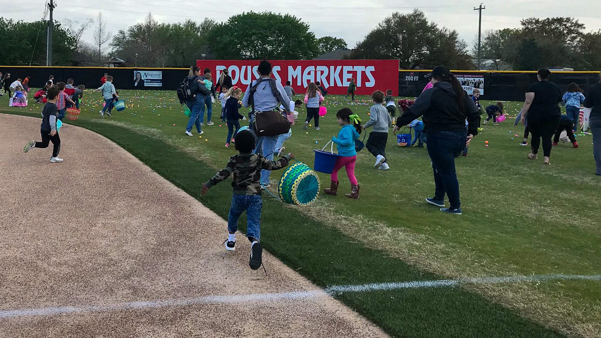 CHILDREN SEARCHING FOR EGGS AT HUNT 2021